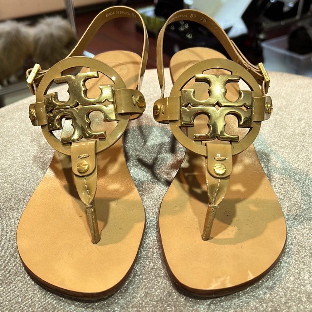 Gold emblem beige kitten heel thong Sandler